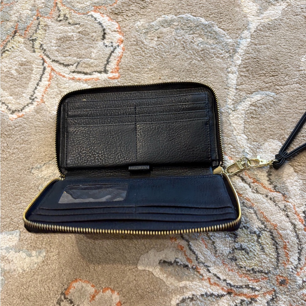 Steve Madden Embossed Black Zip Wallet - Picture 2 of 3